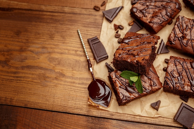 Gâteau au chocolat sur une plaque à pâtisserie