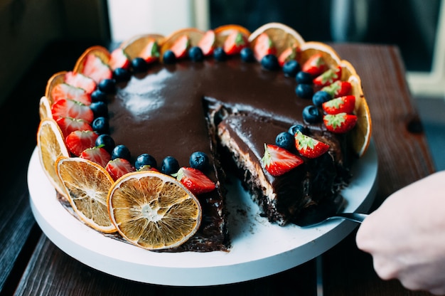 gâteau au chocolat rond entier avec des baies, mise au point sélective