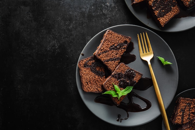 Gâteau au chocolat avec sauce au chocolat