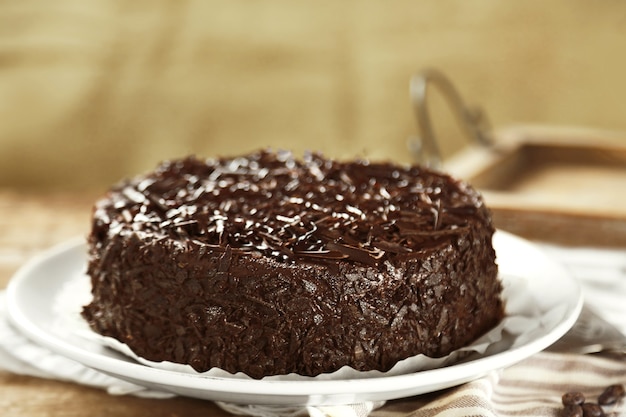 Gâteau au chocolat savoureux sur bois
