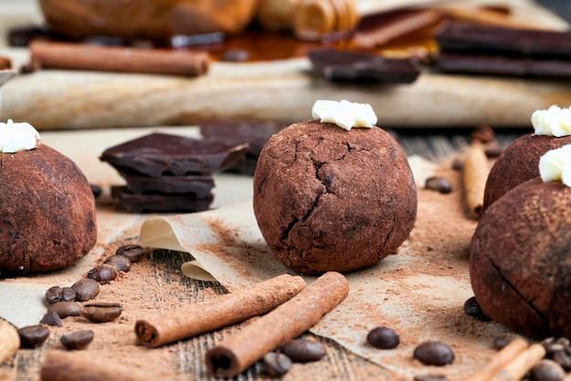 Gâteau au chocolat sphérique au cacao cannelle et café