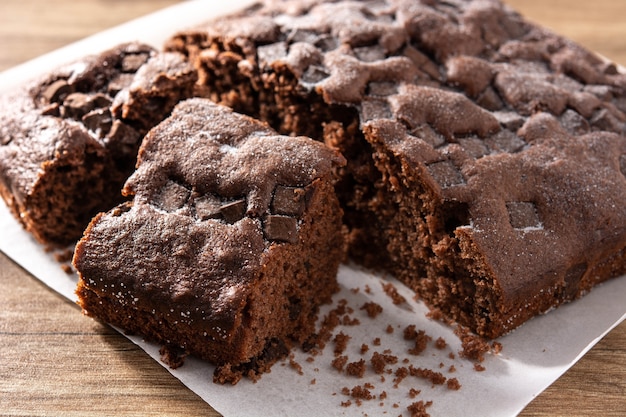 Gâteau au chocolat sucré sur table en bois.