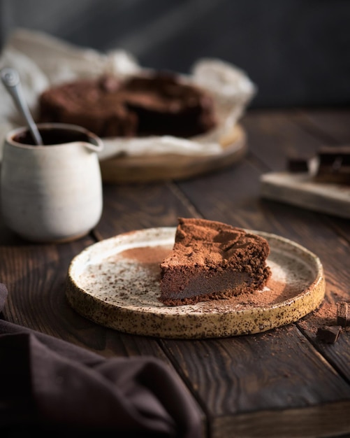 Gâteau au chocolat sur une table en bois Un morceau de brownie sur fond marron