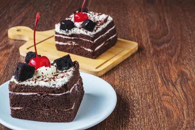 gâteau au chocolat sur une table en bois