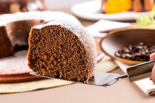 Gâteau au chocolat sur la table avec gâteau aux carottes