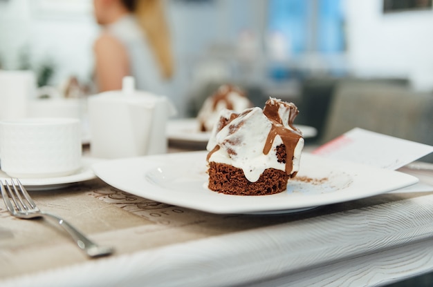 Photo gâteau au chocolat sur table