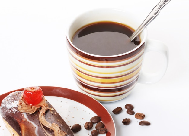 gâteau au chocolat avec une tasse de café