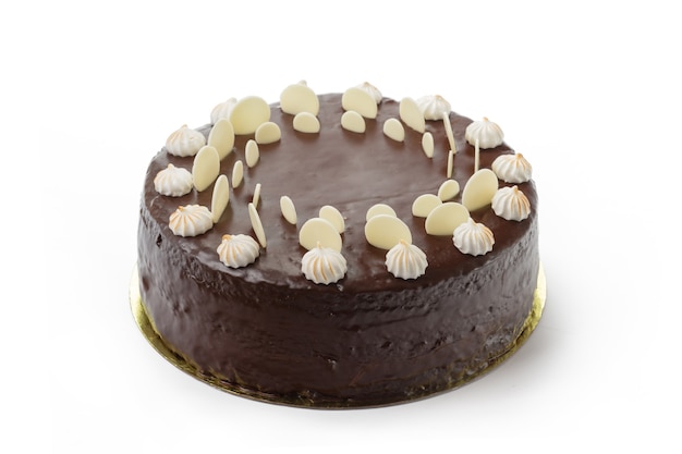 Gâteau au chocolat unique isolé sur fond blanc