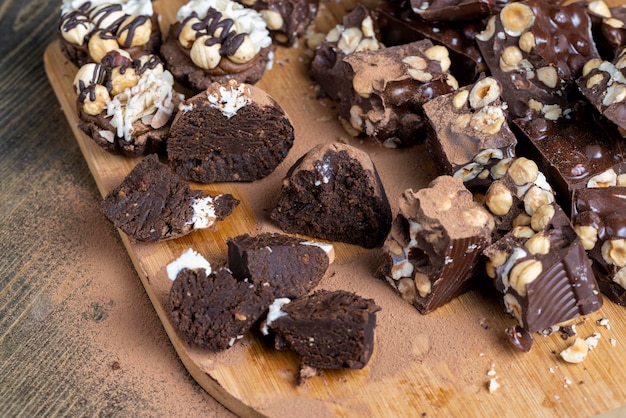 Gâteau au chocolat avec l'utilisation de cacao et de beurre avec du sucre