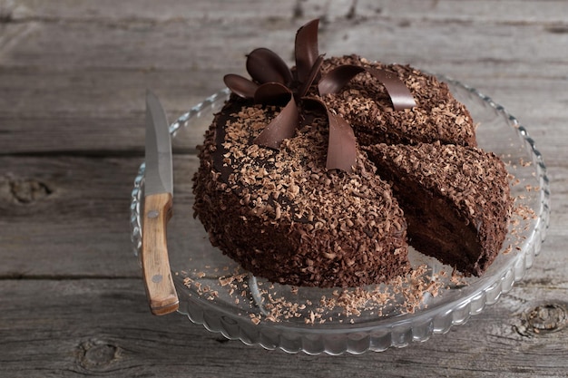 Gâteau au chocolat sur une vieille table en bois