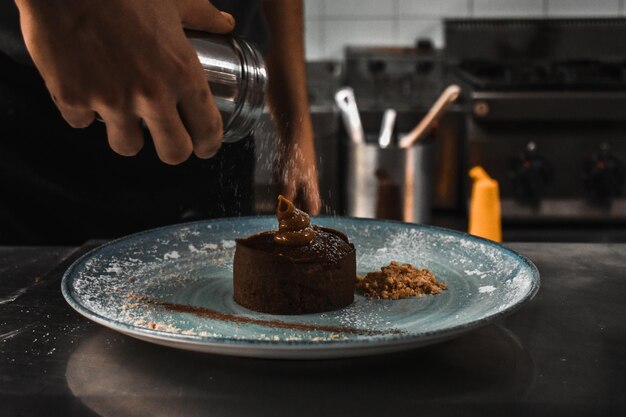 Photo un gâteau au chocolat.