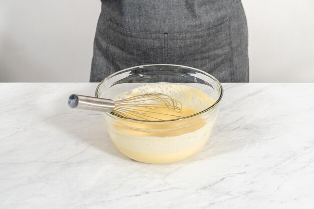 Un gâteau au citron et aux bleuets avec du sucre en poudre.