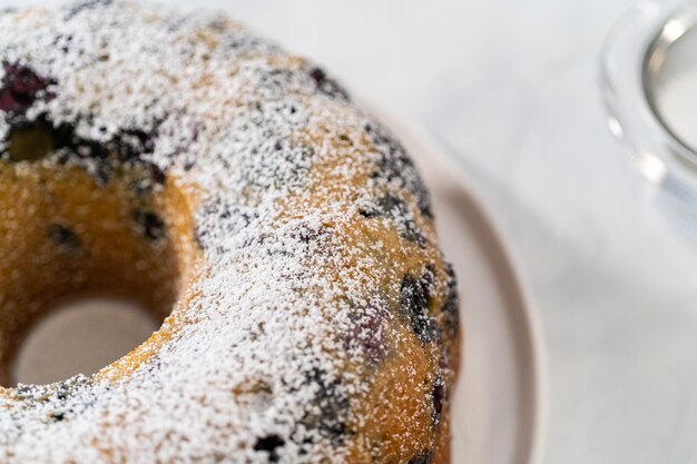 Gâteau au citron et aux bleuets avec du sucre en poudre