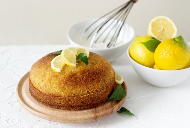 Photo gâteau au citron avec crème fouettée.