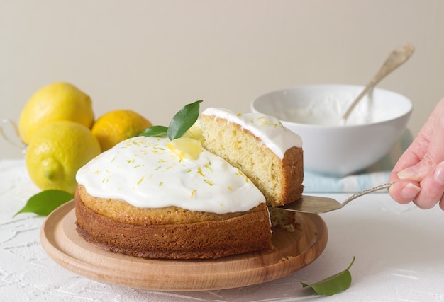 Gâteau au citron avec crème fouettée.