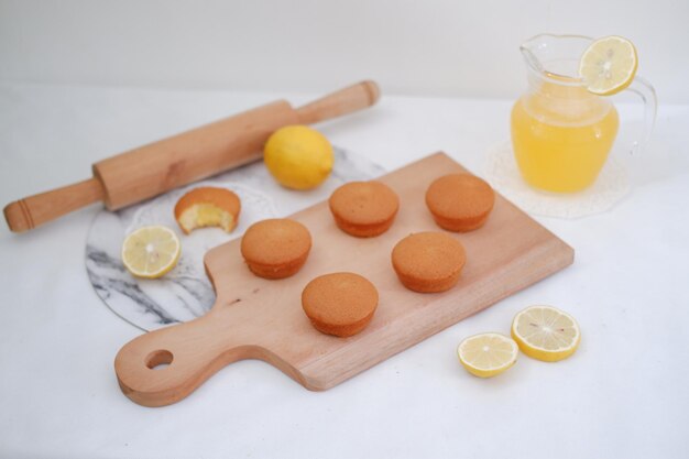 Gâteau au citron avec du citron sur fond de bois Focus sélectif