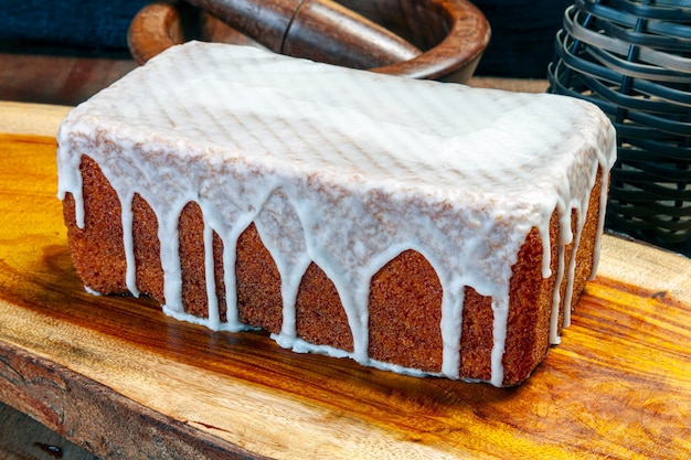 Gâteau au citron avec du sirop de citron sur le dessus