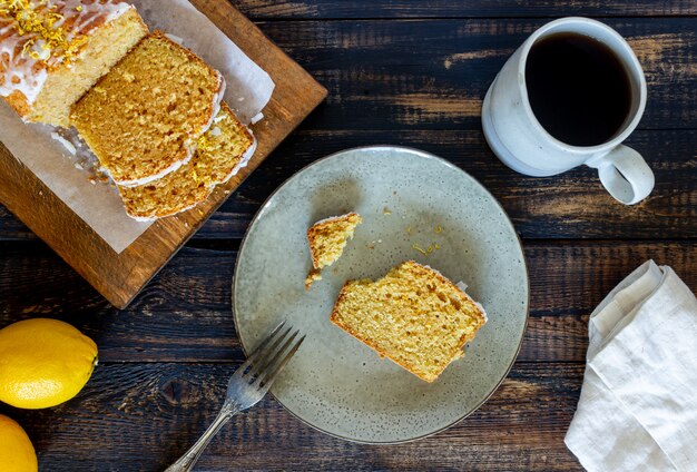 Gâteau au citron fait maison sur une table en bois. Recette. Des pâtisseries.