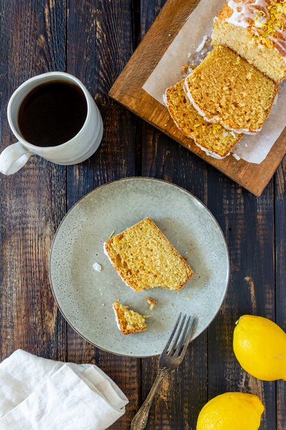 Gâteau au citron fait maison sur une table en bois. Recette. Des pâtisseries.