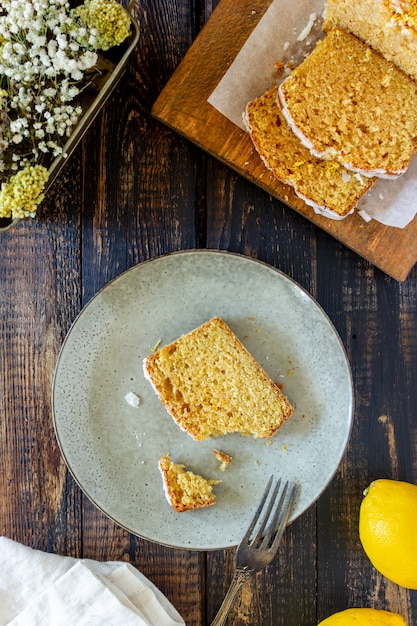 Gâteau au citron fait maison sur une table en bois. Recette. Des pâtisseries.