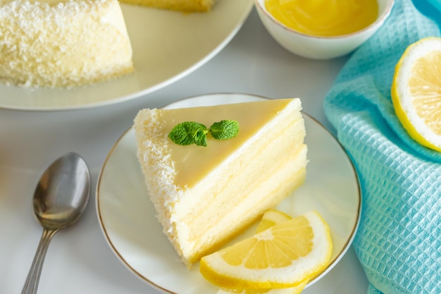 Gâteau au citron avec des flocons de noix de coco Un morceau de dessert délicat à la vanille avec de la crème