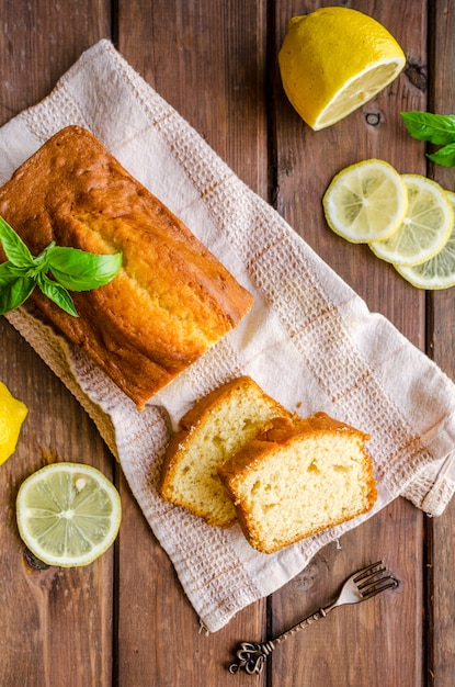 Gâteau au citron sur fond en bois rustique avec du citron.