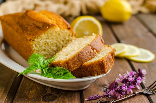 Gâteau au citron sur fond en bois rustique avec du citron.