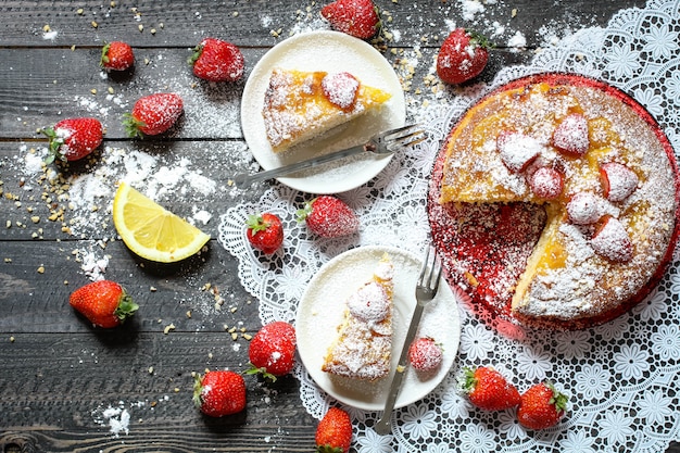 Gâteau au citron avec fraises, sucre et chocolat