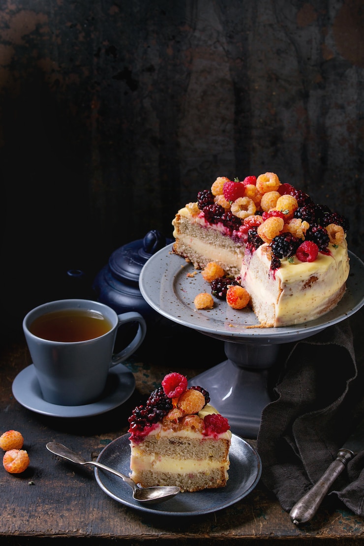 Photo gâteau au citron avec framboises colorées