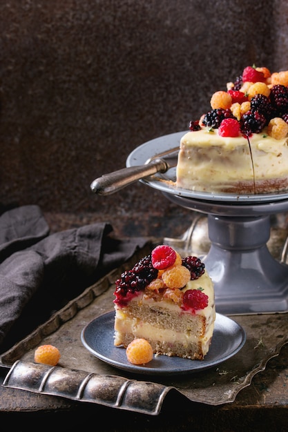 Gâteau au citron avec des framboises colorées