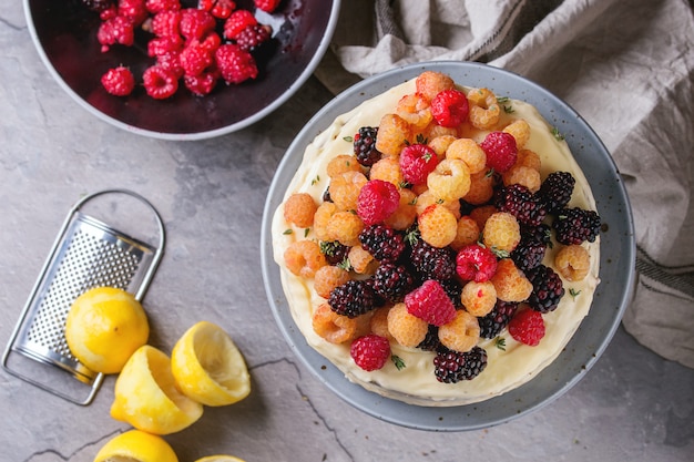 Gâteau au citron avec framboises colorées