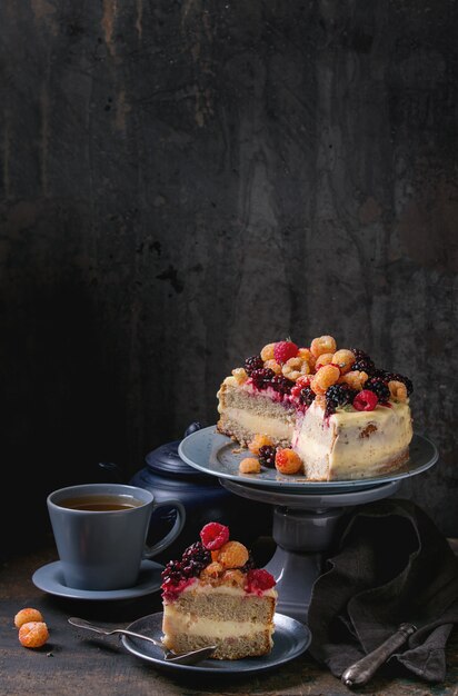 Gâteau au citron avec framboises colorées