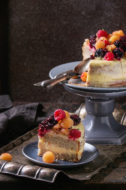 Gâteau au citron avec framboises colorées