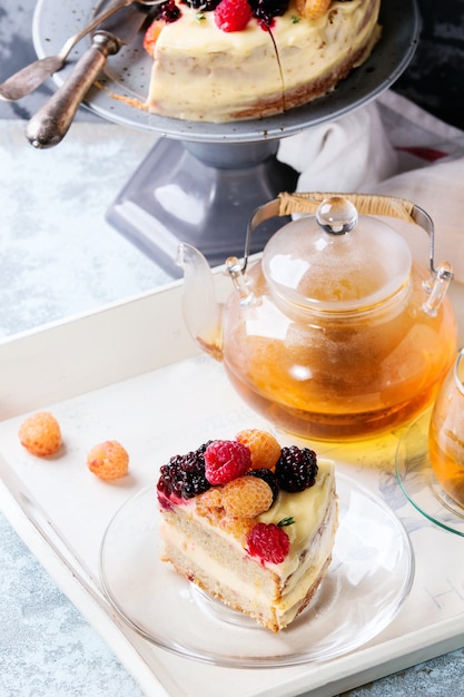 Gâteau au citron avec framboises colorées