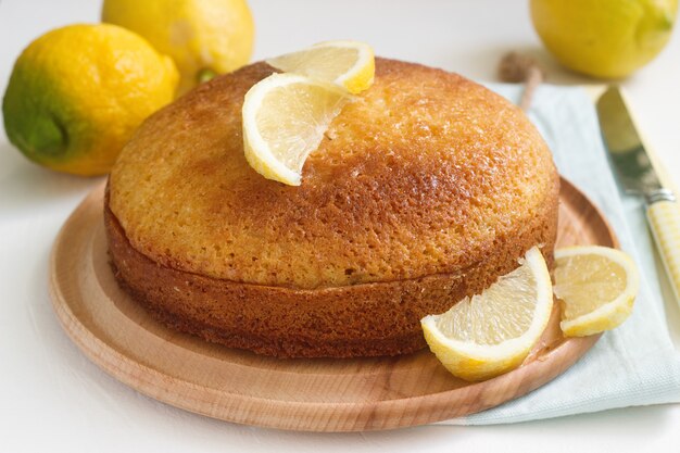 Gâteau au citron lavande et citrons. Style rustique.