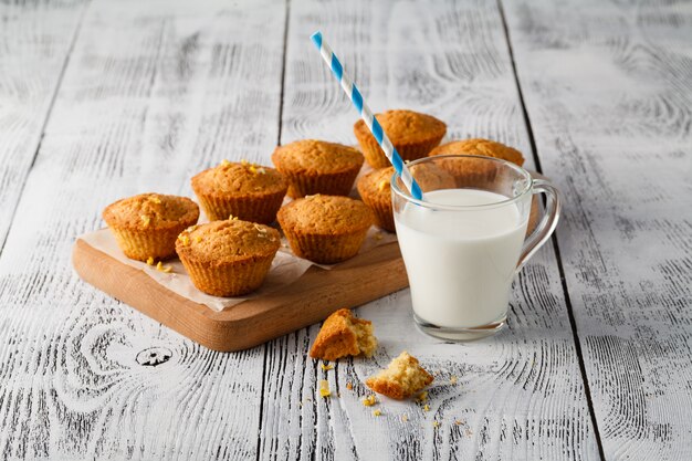 Gâteau au citron maison aromatique avec du lait