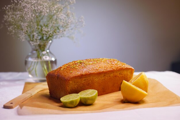 Un gâteau au citron sur la table.