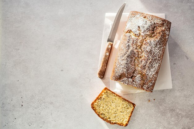 Photo gâteau au citron en tranches avec vue de dessus de graines de pavot