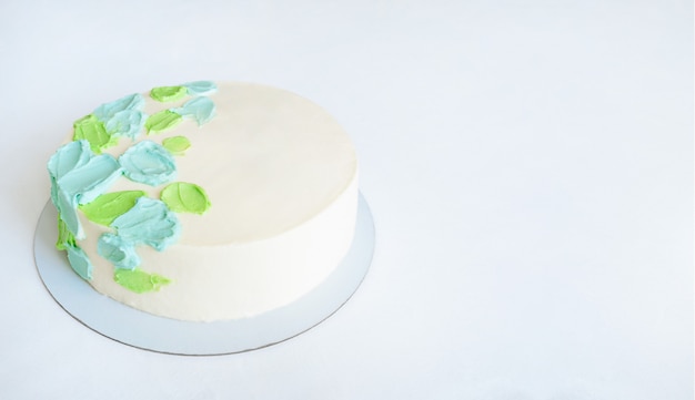 Gâteau au décor abstrait vert et bleu avec espace de copie.