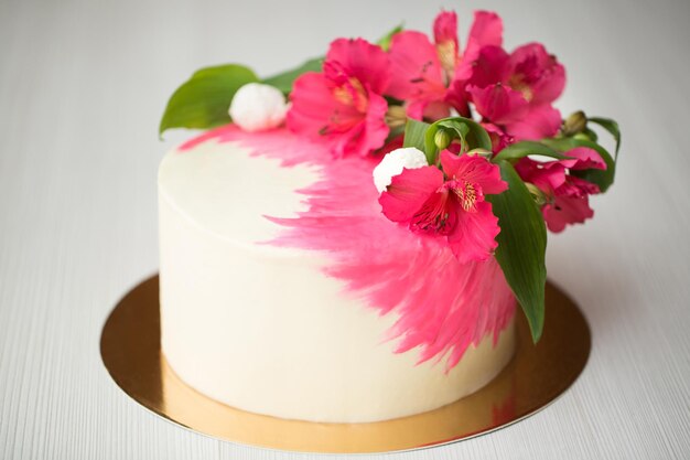 Gâteau au décor rose et fleurs