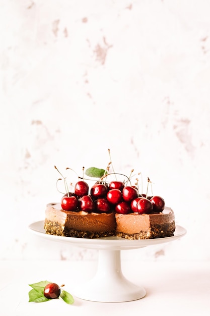 Photo gâteau au fromage au chocolat sans cuisson décoré de cerises fraîches et d'espace de copie de menthe pour votre texte