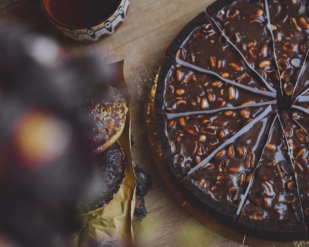 gâteau au fromage au chocolat sur une vue de dessus de table en bois