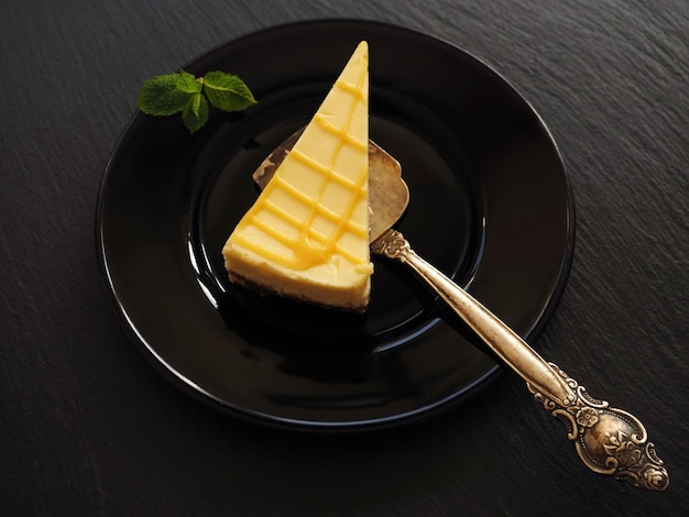 Gâteau au fromage au citron fait maison et feuilles de menthe pour le dessert