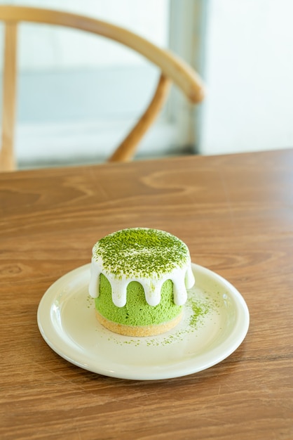 Gâteau au fromage au thé vert matcha sur table au café restaurant