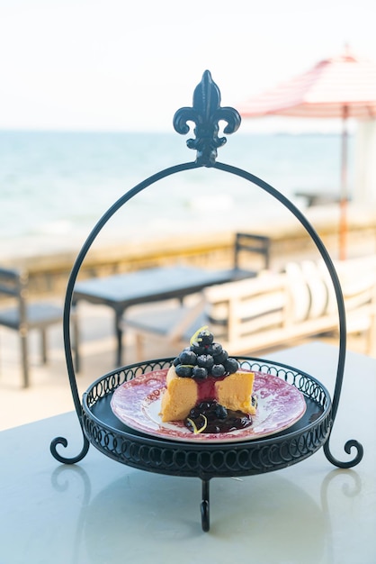 Gâteau au fromage aux bleuets sur une assiette en porcelaine vintage