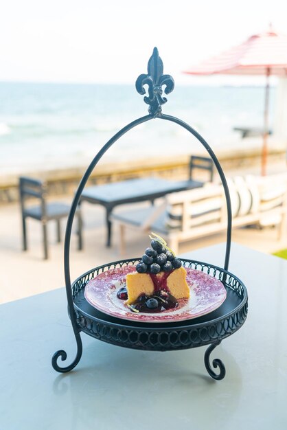 Gâteau au fromage aux bleuets sur assiette