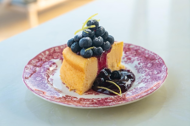 Gâteau au fromage aux bleuets sur assiette