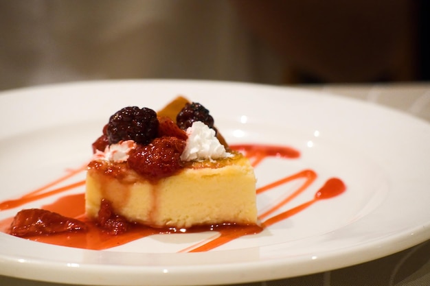 Gâteau au fromage aux bleuets avec crème et fond