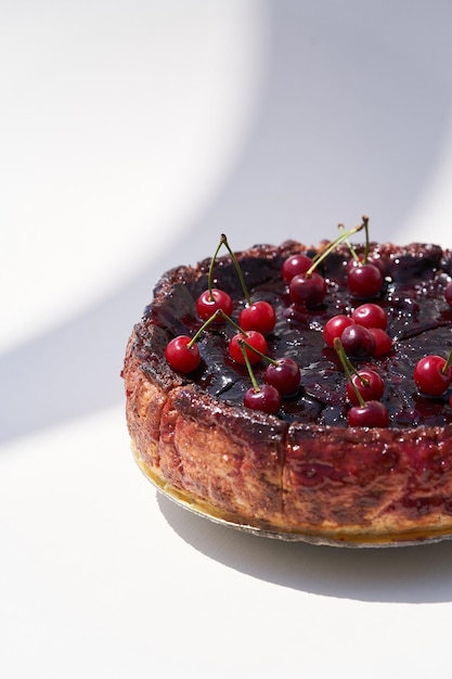 Gâteau au fromage aux cerises avec des cerises fraîches