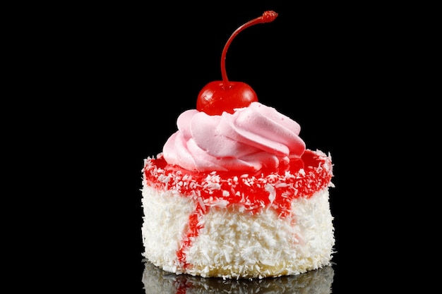 Gâteau au fromage aux cerises sur fond noir avec reflet